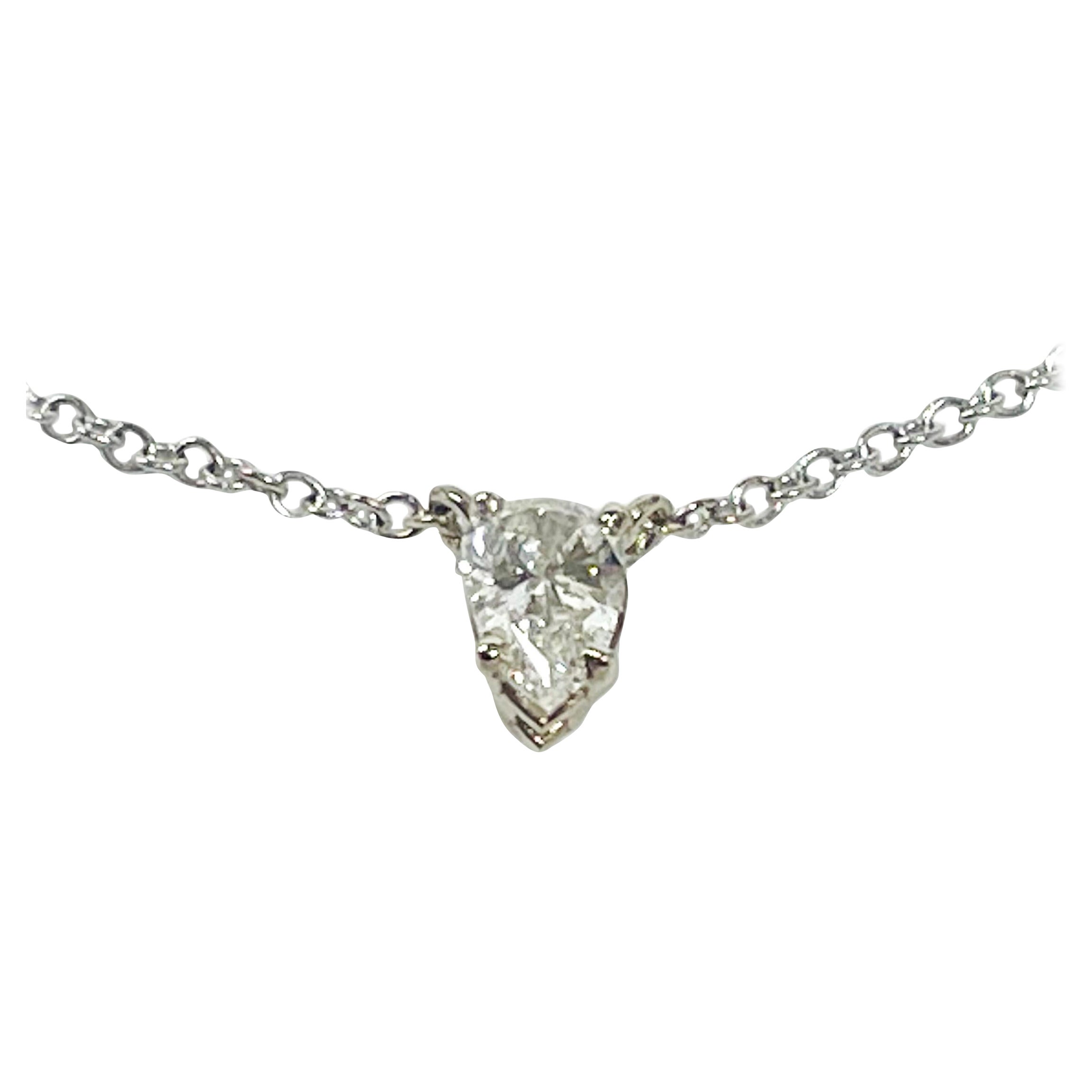 Collar Colgante Solitario de Diamantes en Forma de Pera de Oro Blanco, 0.38ct en venta