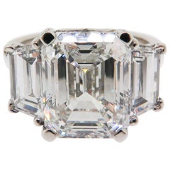 Bague en platine avec diamant taille émeraude et trapèzes de 5::47 carats certifiés GIA