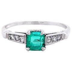Verlobungsring aus Platin mit 0,65 Karat kolumbianischem Smaragd und Diamanten.