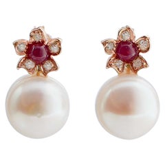 Orecchini a fiore in oro rosa da 10,5 mm con perle bianche, rubini e diamanti.