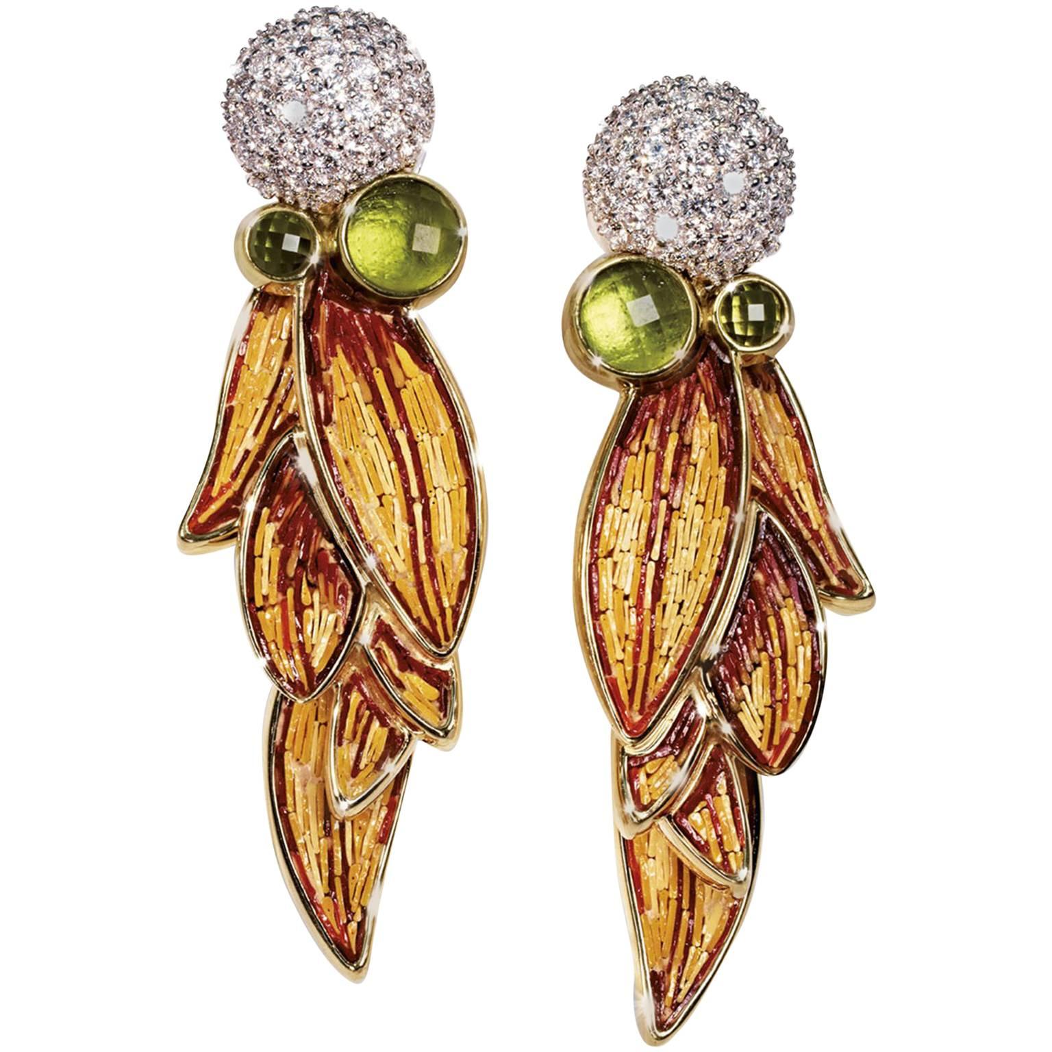 Boucles d'oreilles élégantes en or jaune ornées d'un péridot en diamant blanc et d'une nano-mosaïque décorée à la main