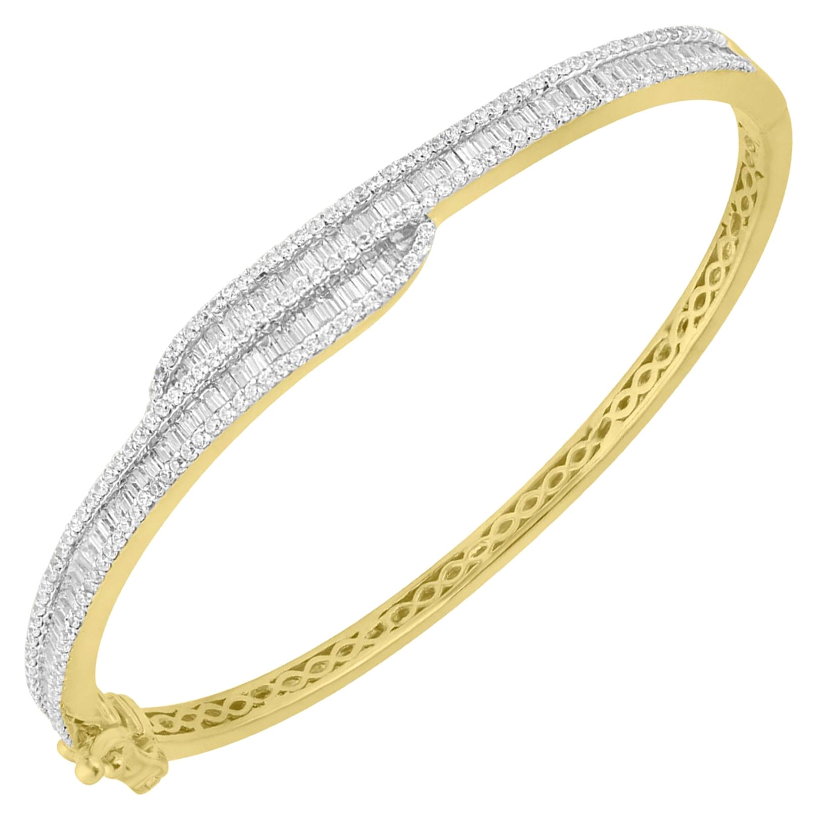 Bracelet jonc de créateur croisé en or jaune 14 carats avec diamants ronds et baguettes 2 carats TJD en vente
