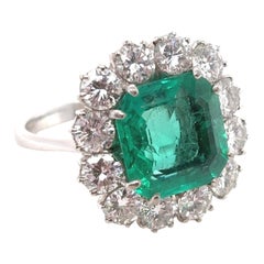 Vintage 4,38 Karat kolumbianischer Smaragd und Diamant-Cluster-Ring aus 18 Karat Weißgold