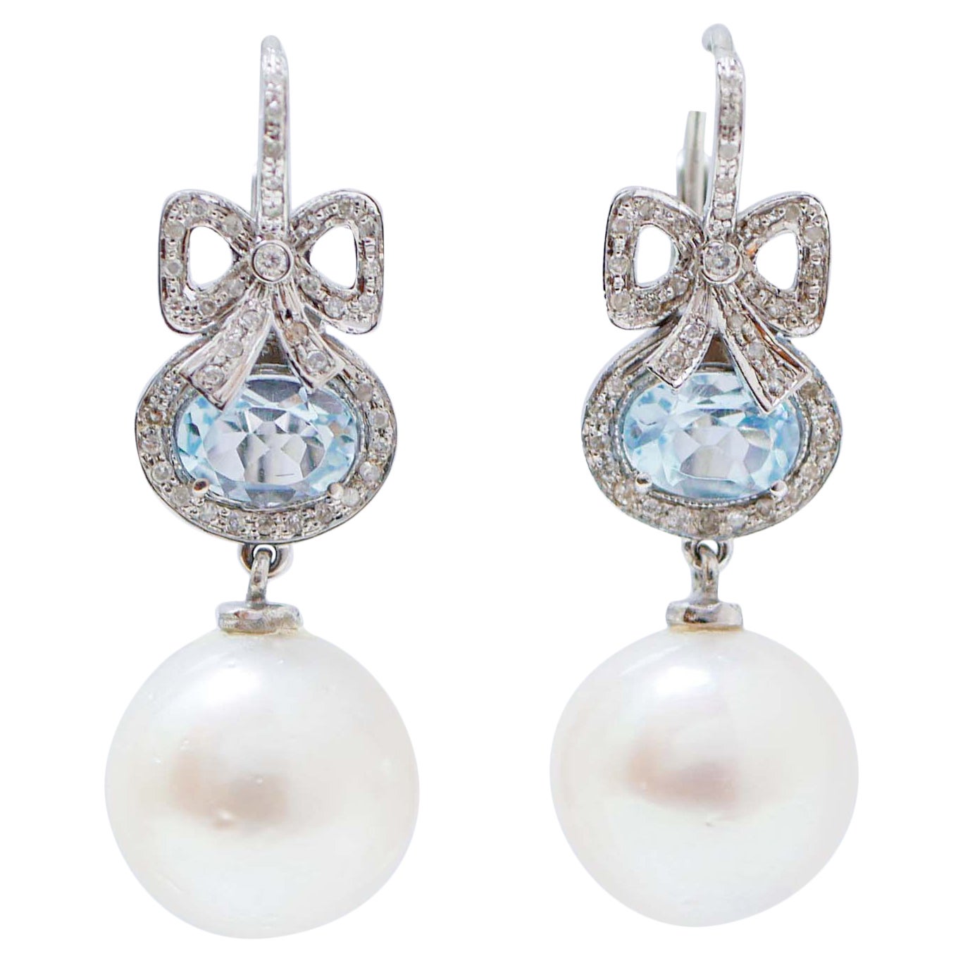 Topacios de color aguamarina, perlas, diamantes, pendientes de oro blanco de 14 quilates.