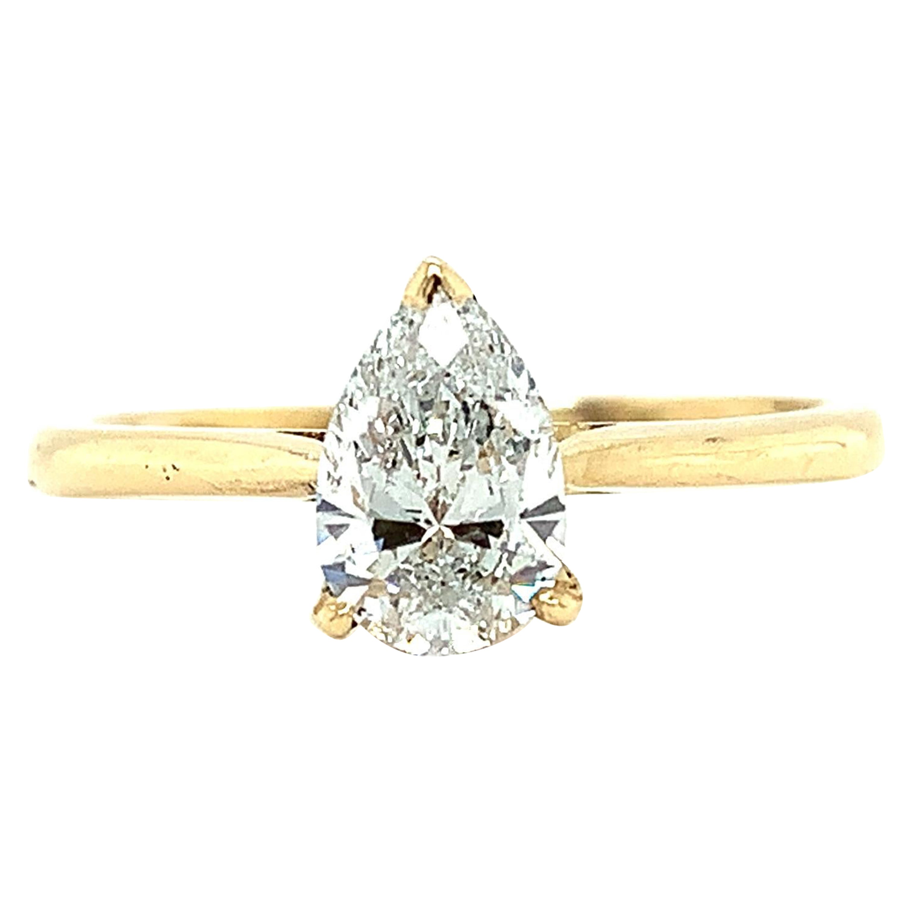 Pear shaped diamond classic solitaire engagement ring 18k yellow gold For Sale