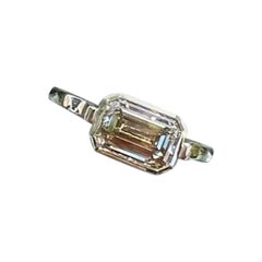 Anillo solitario de diamantes talla esmeralda engastados horizontalmente en oro amarillo
