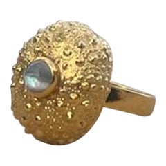 Jennifer Liang, bague Mini en or 14 KT avec topaze bleue en forme d'oursin de mer