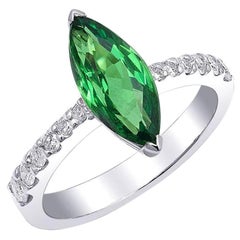 Gemma di tsavorite verde naturale da 2,46 carati in anello d'oro bianco 18 carati con diamanti