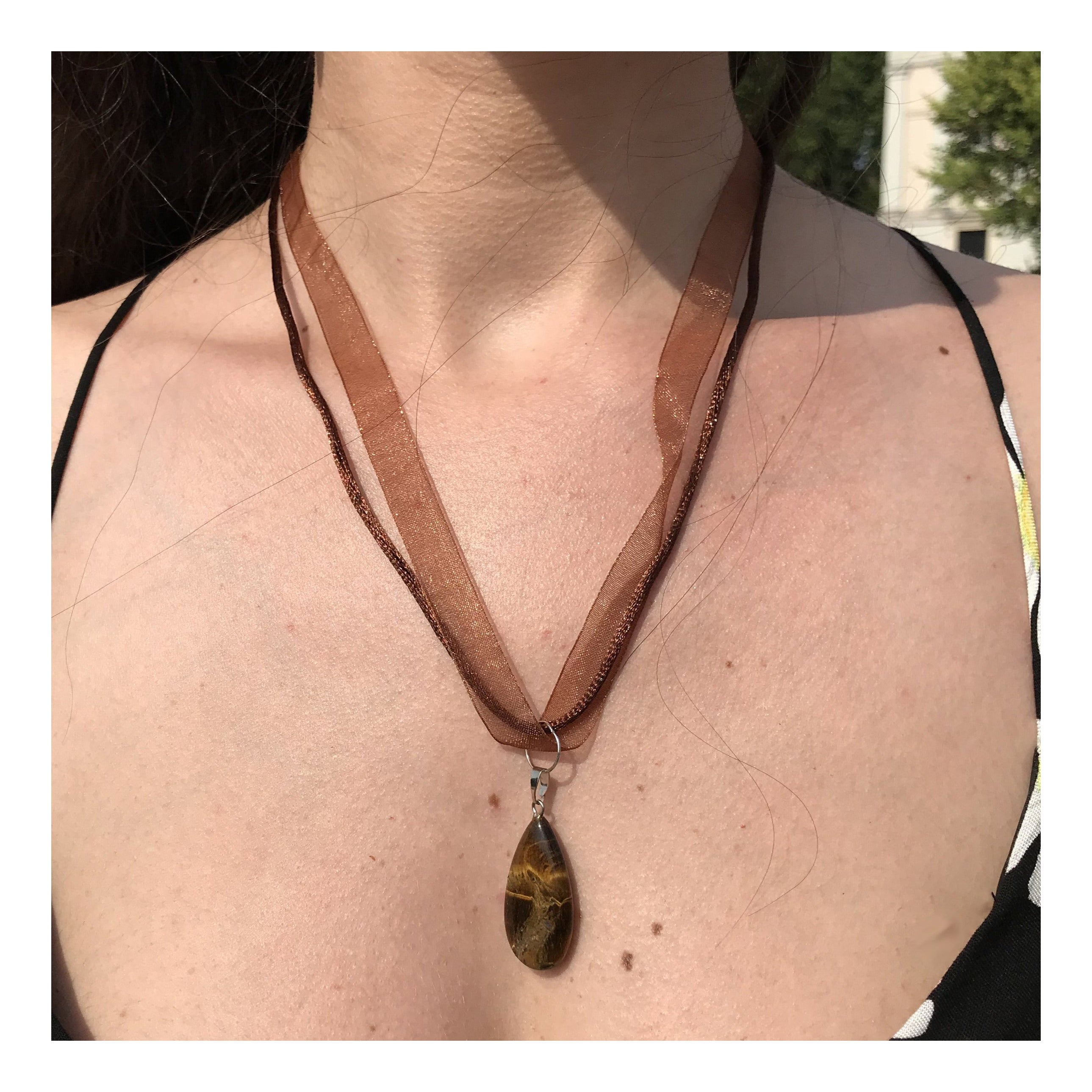 Collier pendentif œil de tigre, collier cœur, collier ruban de pierres précieuses
