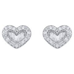 Clous d'oreilles cœur en or blanc 14 carats avec diamants ronds et baguettes TJD 0,33 carat