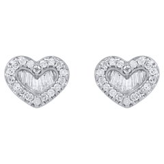 TJD Orecchini a cuore in oro bianco 14KT con diamanti tondi e baguette da 0,33 carati