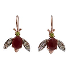 Fliegenohrringe mit Granaten, Peridoten, Diamanten, Roségold und Silber.