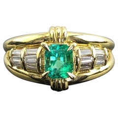 Classic 18K Yellow Gold Colombian Emerald and Diamond Ring