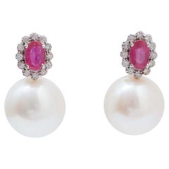 Pendientes de perlas de 13 mm, rubíes, diamantes y oro blanco de 18 quilates.
