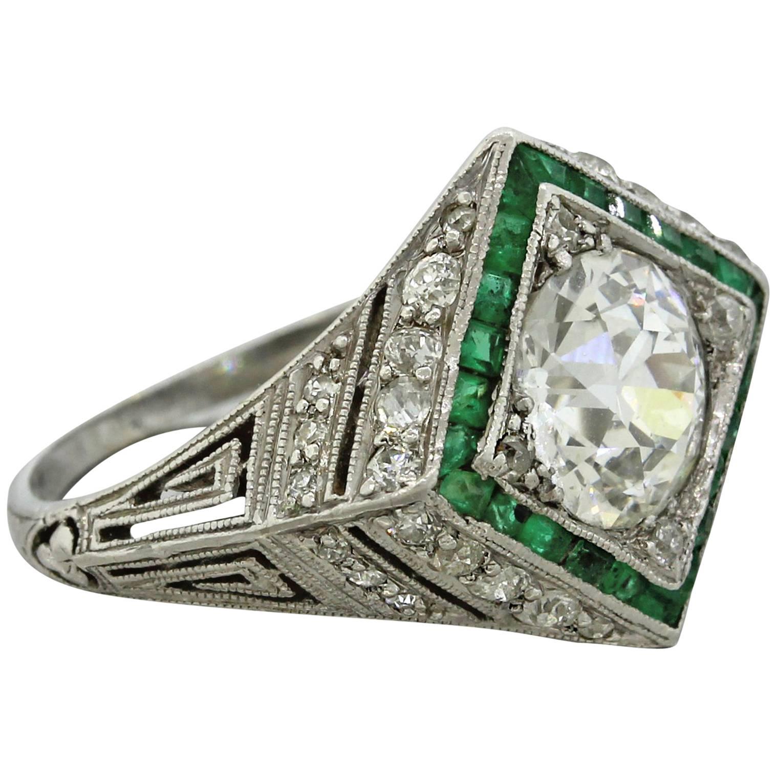 1920 Art Deco 1.70 carat  Diamond Emerald Platinum Engagement Ring For Sale