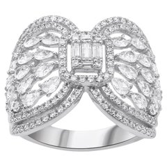 Anello da cocktail in oro bianco 14KT con pera, diamante rotondo e baguette da 2,0 carati di TJD