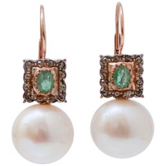 Pendientes de perlas de 14.5 mm, esmeraldas, diamantes, oro rosa y plata.