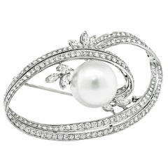 Alfiler de oro con perla de los mares del sur y diamantes de 3,60 ct