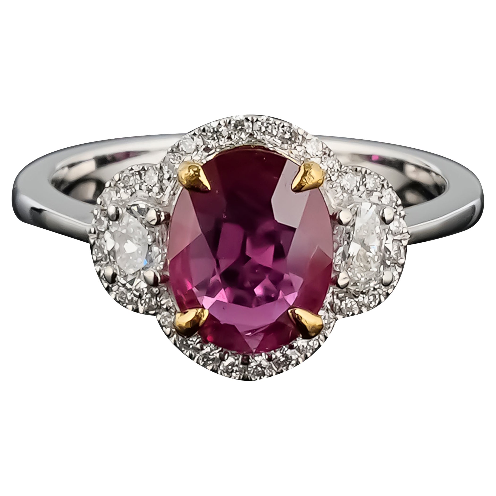 Anillo de compromiso de tres piedras con rubí y diamantes certificado 1,60