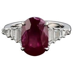 Anillo de compromiso certificado de rubí ovalado y diamante con piedra lateral