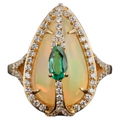 Anillo de Cóctel de Ópalo y Esmeralda de 4,56 quilates