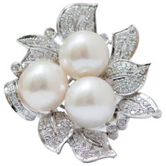 Perle bianche, diamanti, anello di platino.