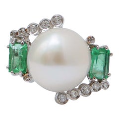13 m Weiße Perle, Smaragde, Diamanten, Platinring.