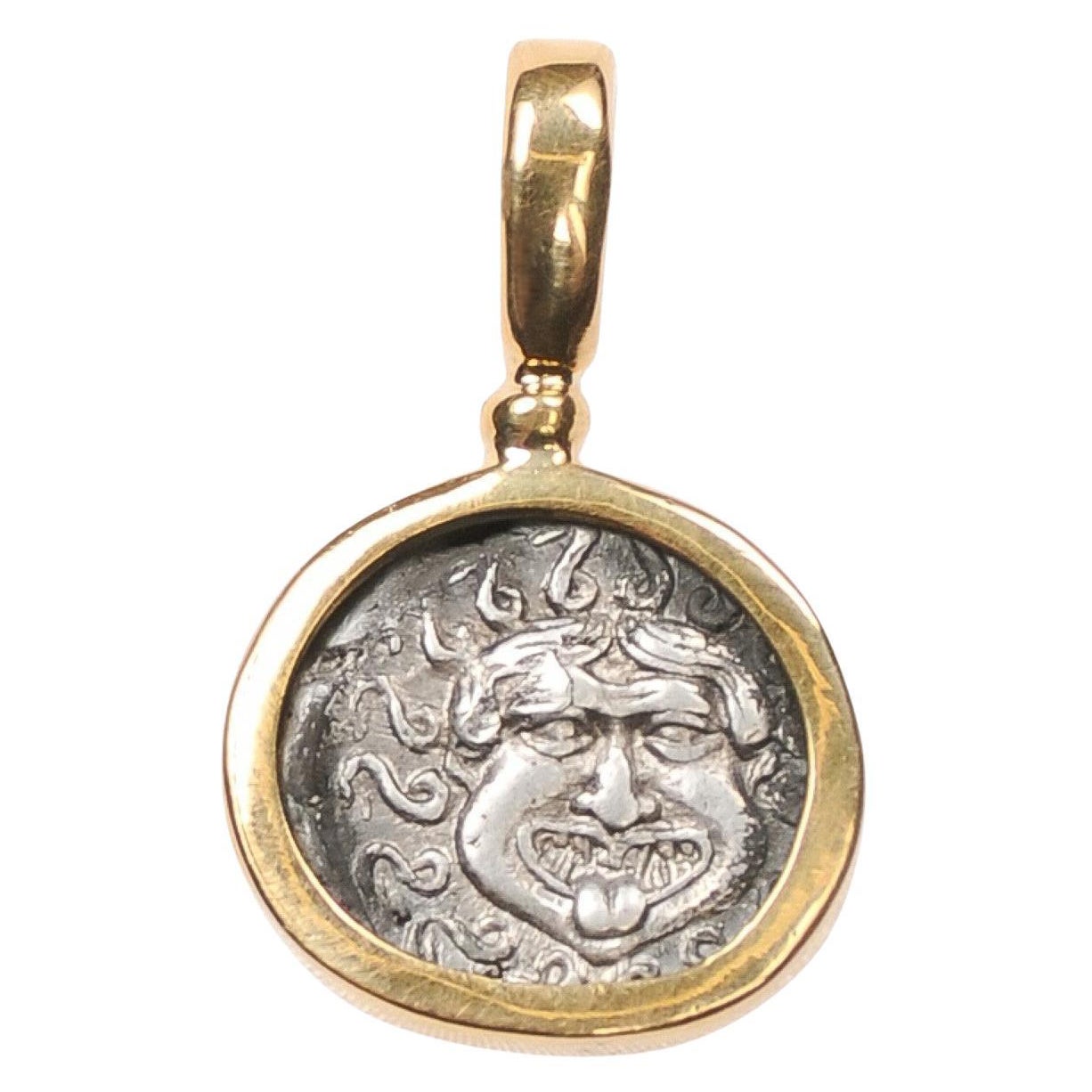 Dracme d'argento - Gorgoneion con finiture in oro 22 carati