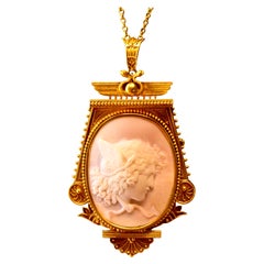 Antica spilla/pendente a forma di Medusa in conchiglia etrusca, 1875 ca.