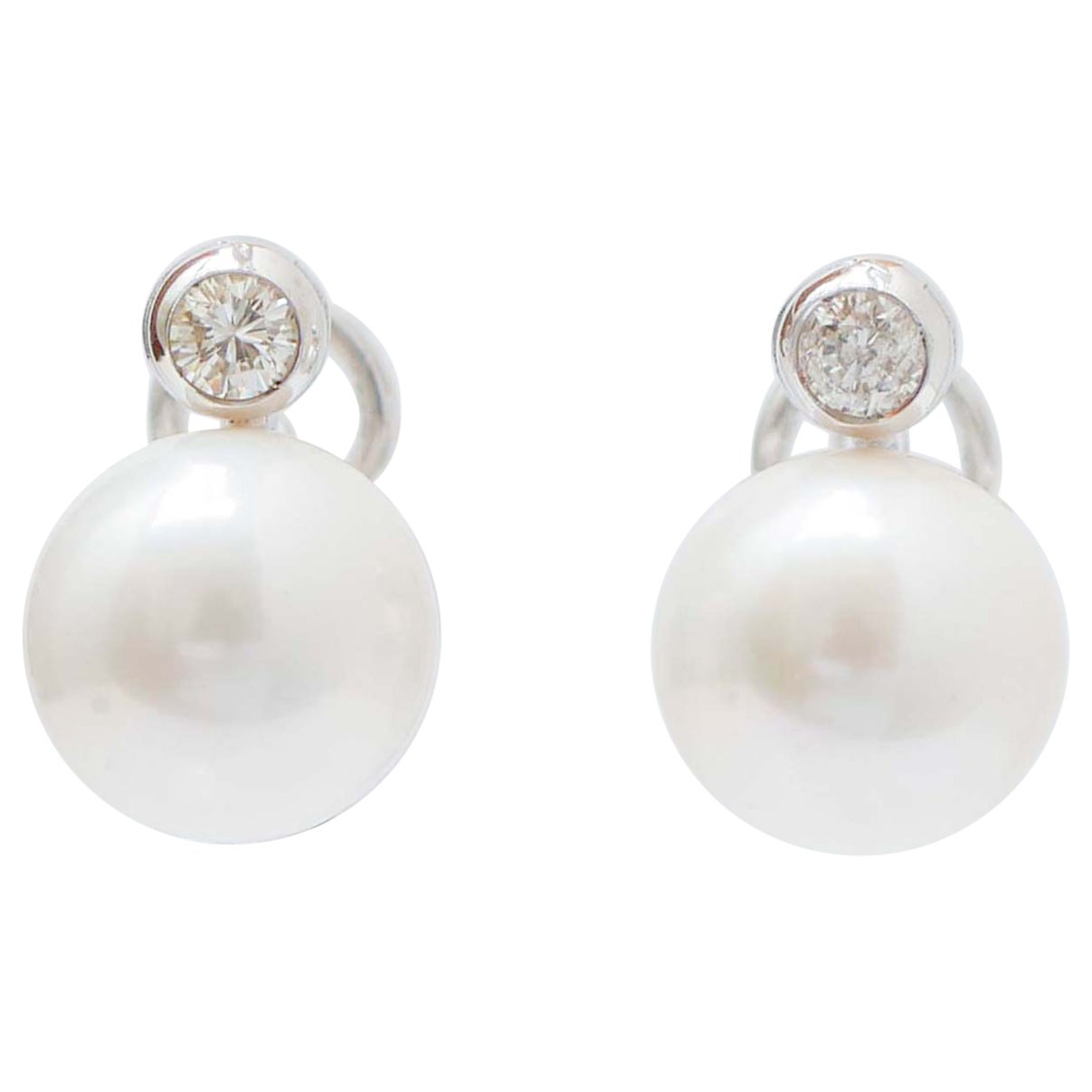 13, 5 Mm Pearls, 0.61 Carats Diamonds, 14 Karat White Gold Earrings.