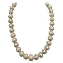 34 eau douce blanche ronde  Collier à rangée de perles serti au fermoir en argent, 16 pouces