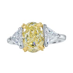 Anillo de compromiso de 3 piedras con diamante de corte ovalado amarillo claro de 3,10 quilates certificado por GIA