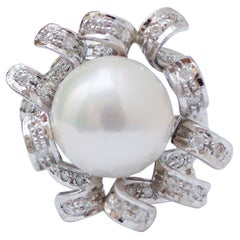 Anello con 12 perle bianche da 5 mm, diamanti e platino.