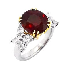 Anello con rubino e diamante incastonato in oro giallo/bianco 18 carati
