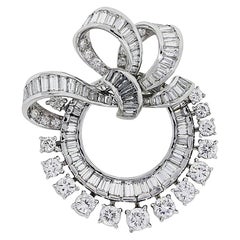 Broche en platine avec diamants naturels ronds, baguettes et émeraudes En stock
