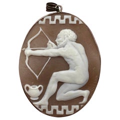 Nude Apollo God Archer Kamee Anhänger Brosche Halskette Silber Antike VIctorian