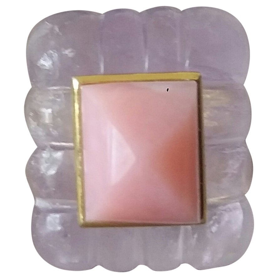 Amethyst gravierter rechteckiger Ring aus massivem Gold mit rosa Opal im Kissenschliff und rosa Pyramiden 14k