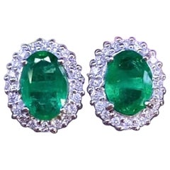 Boucles d'oreilles en or 18 carats certifiées AIG 5,70 ct d'émeraudes zambiennes diamantées