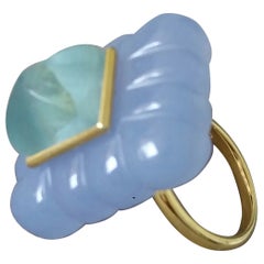 Anello in calcedonio inciso rettangolare con piramide di acquamarina a cuscino in oro massiccio 14k