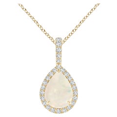 Colgante de lágrima de ópalo natural con halo de diamantes en oro amarillo de 14 quilates