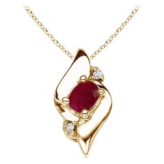 Colgante de Rubí Ovalado Estilo Concha Natural y Diamante en Oro Amarillo de 18K
