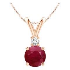 Colgante de rubí redondo natural solitario en V con diamante en oro rosa de 14 quilates