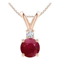 Colgante redondo natural de rubí solitario de 1,4 ct en V con diamante en oro rosa de 14 quilates