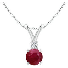 Colgante de rubí redondo natural solitario en V con diamante en oro blanco de 14 quilates