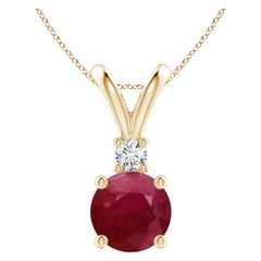 Colgante Redondo de Rubí Solitario en V de 4,5 ct con Diamante en Oro Amarillo de 14 quilates