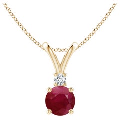Colgante de rubí natural redondo solitario en V con diamante en oro amarillo de 14 quilates