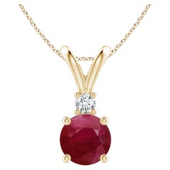 Colgante redondo de rubí solitario de 2,1 ct en V con diamante en oro amarillo de 14 quilates