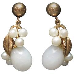 1950s Pearl White Jade Gold Screw Back Earrings 9