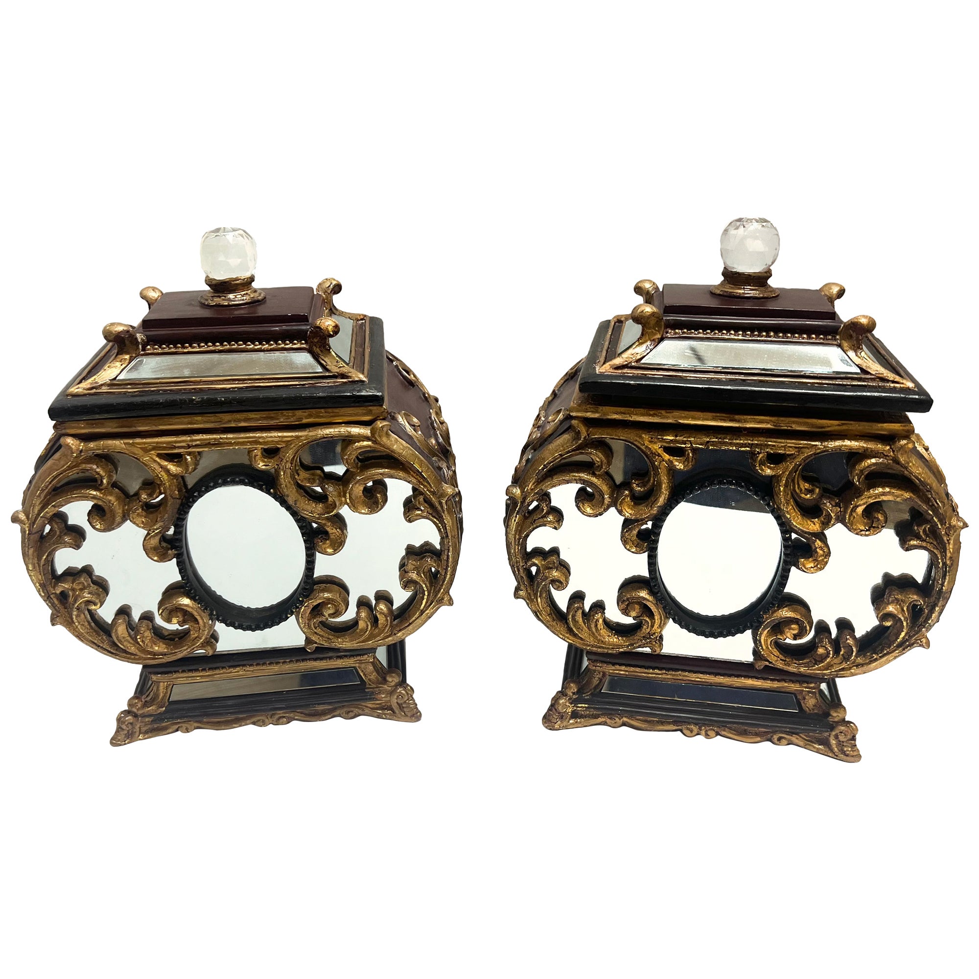 Pareja de cajas con tapa de espejo de madera dorada tallada