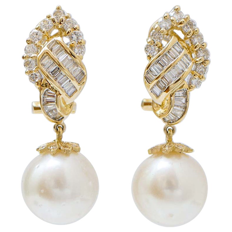 Orecchini con perle da 12,5 mm, diamanti e oro giallo da 18 carati.